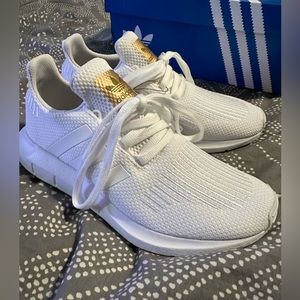 NEW Adidas Swift Run Originals Women’s Running Shoes - Size 7.5 in White & Gold